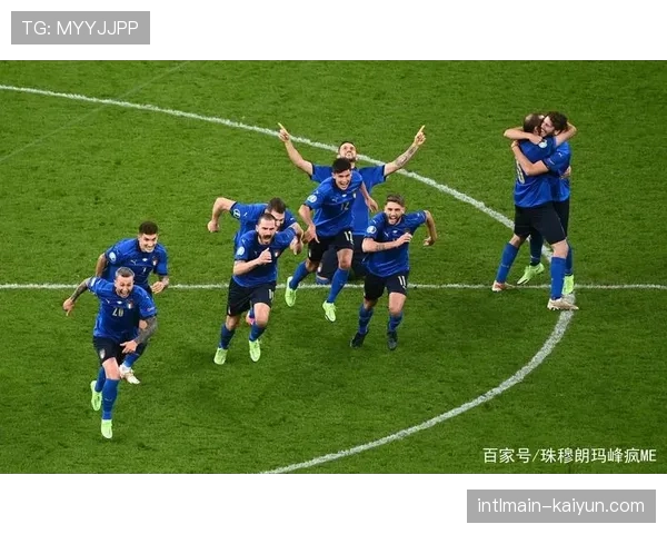 蓝衣队点球险胜海怪 特别仪式缅怀戈德罗兄弟情感动人